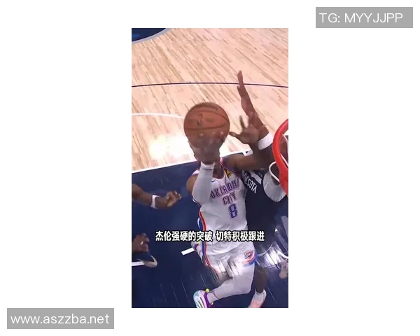 杰伦威凭借灵活运球突破防守强势杀入篮下完成双手暴扣表演 杰伦威凭借灵活运球突破防守强势杀入篮下完成双手暴扣表演
