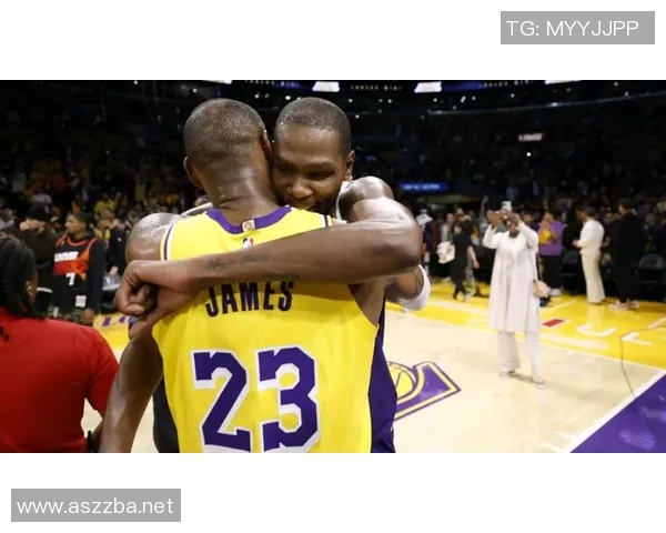 圣诞大战湖人惨败,杜兰特赛后寻詹皇拥抱未果,老詹终场即刻离场,温情时刻落空